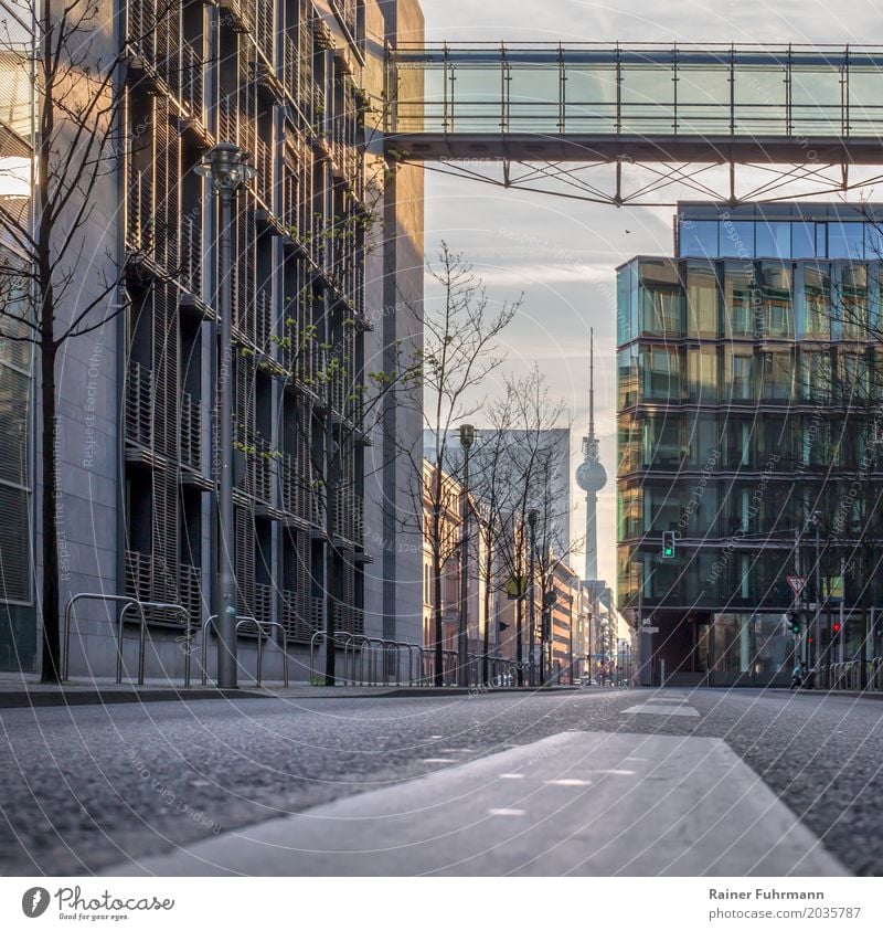 Morgens in der Dorotheenstrasse in Berlin ( Deutschland ) "Berlin Berlin-Mitte" Europa Stadt Hauptstadt Stadtzentrum Menschenleer Haus Turm Architektur