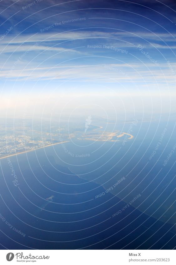 über den Wolken Ferien & Urlaub & Reisen Ferne Freiheit Sommerurlaub Luft Wasser Himmel Schönes Wetter Küste Meer Luftverkehr Flugzeug blau Horizont ruhig