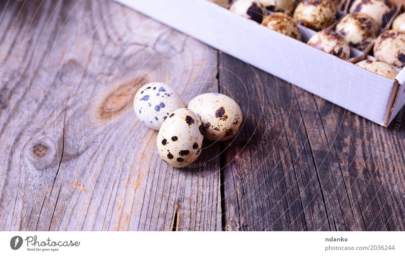 Drei frische Wachteleier auf einer grauen Holzoberfläche Lebensmittel Essen Frühstück Diät Tisch Ostern Menschengruppe Natur klein natürlich oben braun