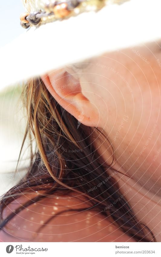 wet hair Frau Mensch Sommer Sonne Hut Detailaufnahme Ohr nass Wange Strand Wetterschutz Unschärfe weich Ferien & Urlaub & Reisen Badeurlaub Einsamkeit Sonnenhut