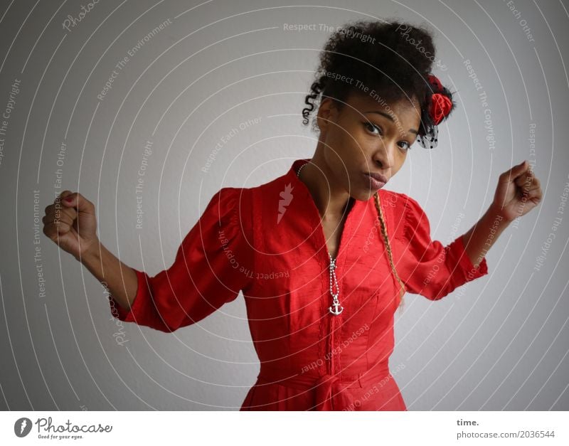 . feminin Frau Erwachsene 1 Mensch Theaterschauspiel Tänzer Kleid Schmuck Hut Haare & Frisuren schwarzhaarig langhaarig Locken Afro-Look beobachten Blick Tanzen