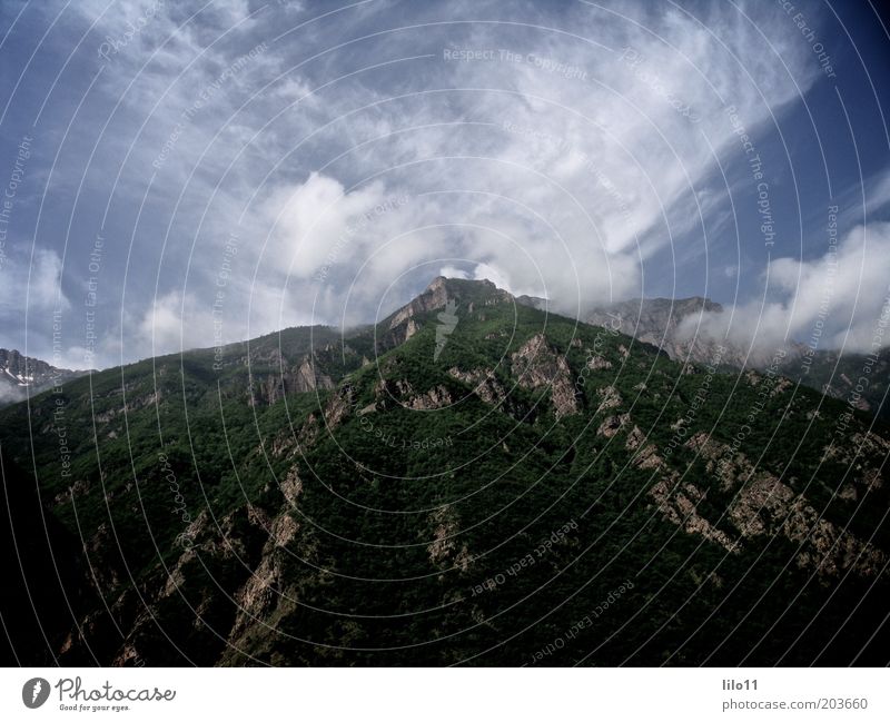 grüne Berge Natur Landschaft Himmel Wolken Sträucher Hügel Felsen Berge u. Gebirge Ferne hoch schön blau Macht Farbfoto Außenaufnahme Tag Kontrast Weitwinkel