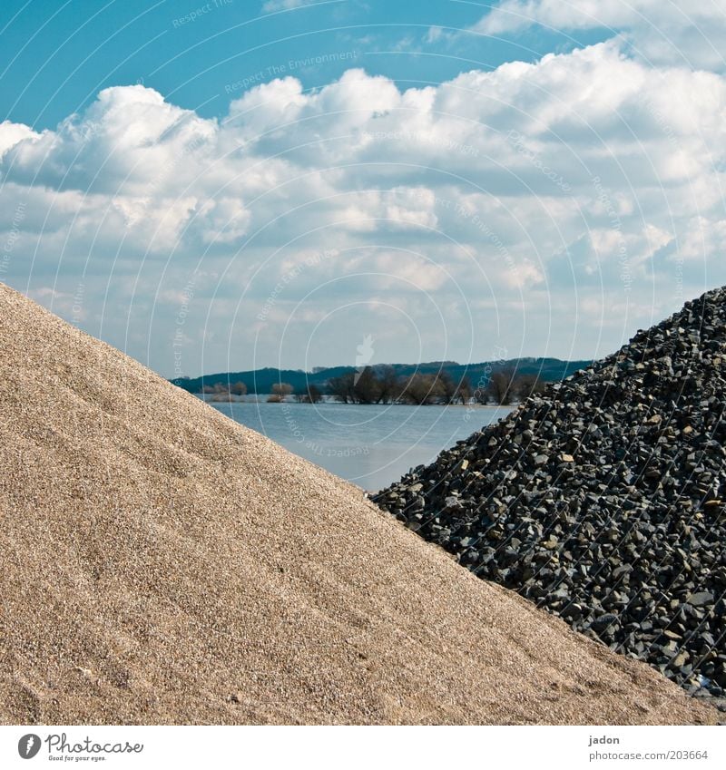 dreiecksgeschichte Baustelle Wasser Himmel Wolken Flussufer bauen Haufen Dreieck Hochwasser Sicherheit Menschenleer Rohstoffe & Kraftstoffe Tag See Stein