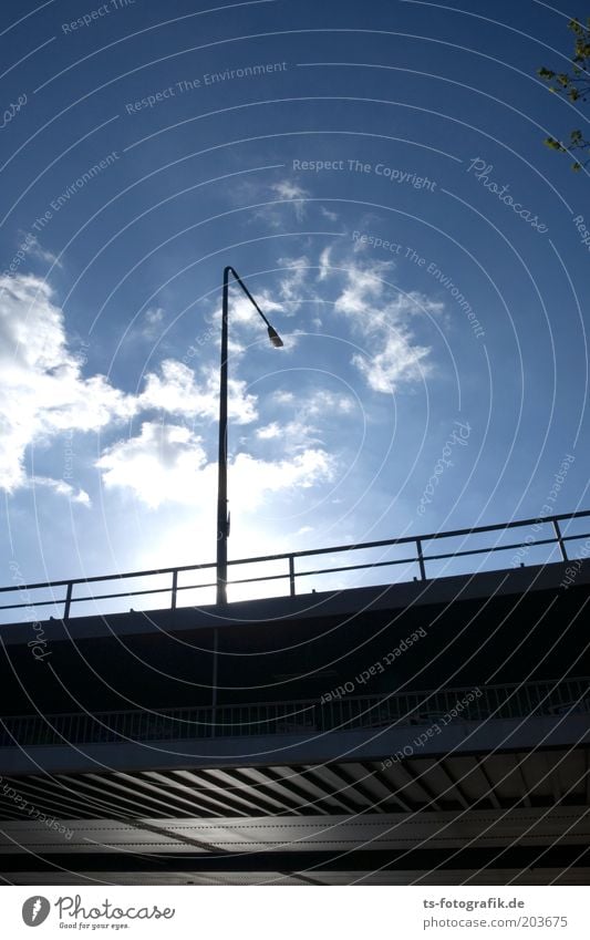 Brückenkopf Himmel Wolken Schönes Wetter Bauwerk Geländer Brückengeländer Verkehr Verkehrswege Straße Hochstraße Straßenbeleuchtung Metall Stahl Linie Streifen