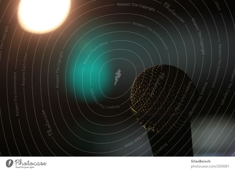 The Stage Is Yours Mikrofon Bühnenbeleuchtung Unschärfe gedimmtes Licht Tontechnik Veranstaltungstechnik Lampenfieber