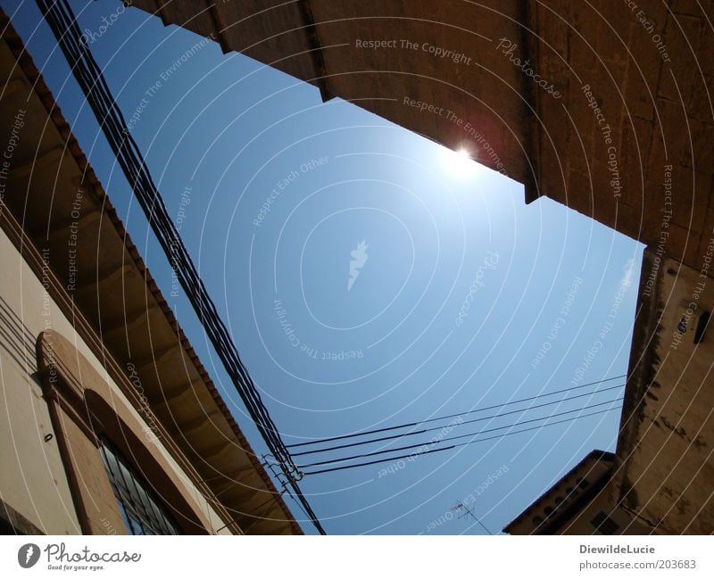 Licht und Schatten Wolkenloser Himmel Sommer Schönes Wetter Wärme Haus Gebäude Mauer Wand Fassade Fenster Dach alt leuchten ästhetisch eckig historisch unten