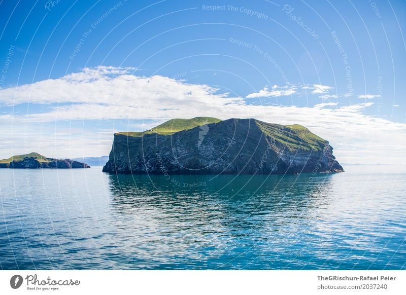 Insel Umwelt Natur Landschaft blau grün weiß klein Einsamkeit ruhig Meer Felsen Wasser Island Wolken Weide bewohnt Meerwasser Himmel Ferne Farbfoto