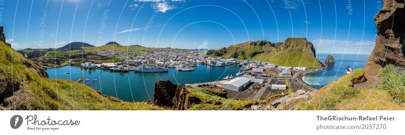 Heimaey Umwelt Natur Landschaft blau grün türkis weiß Insel Island Aussicht Panorama (Bildformat) Hügel Vulkaninsel Hafen Wasserfahrzeug Industrie