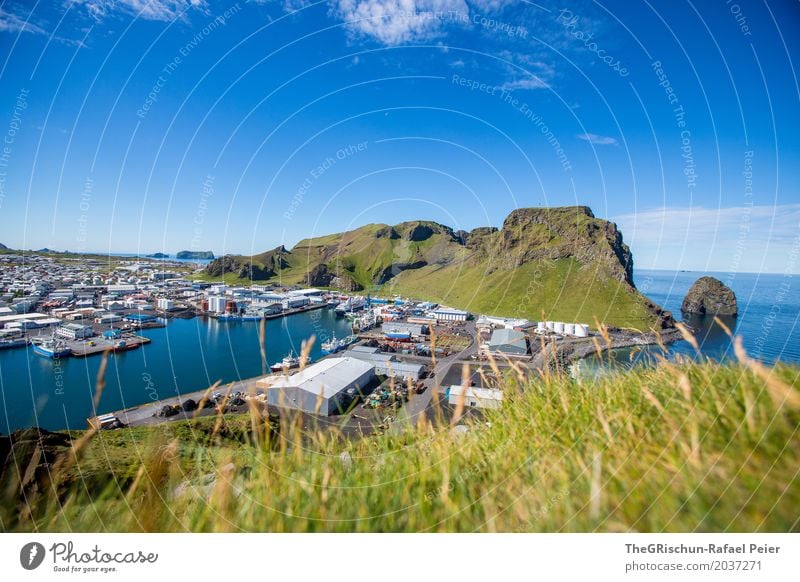 Heimaey II Umwelt Natur Landschaft blau grün Island Industrie Fischereihafen Hafen Insel Hügel Aussicht Panorama (Aussicht) Wasserfahrzeug Haus Meer Felsen