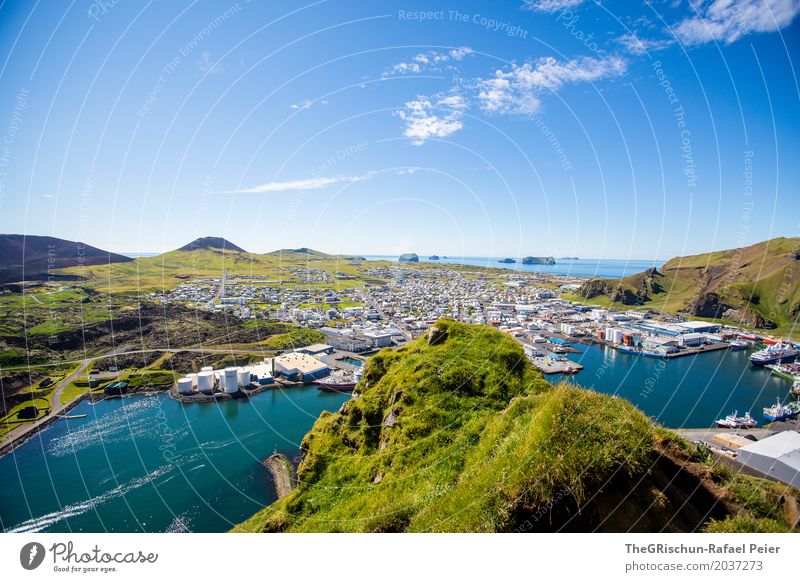 Heimaey III Umwelt Natur Landschaft blau grün Island Hügel Tourismus Reisefotografie Wasser Meer Aussicht Vulkaninsel Hafen Schifffahrt Haus Farbfoto