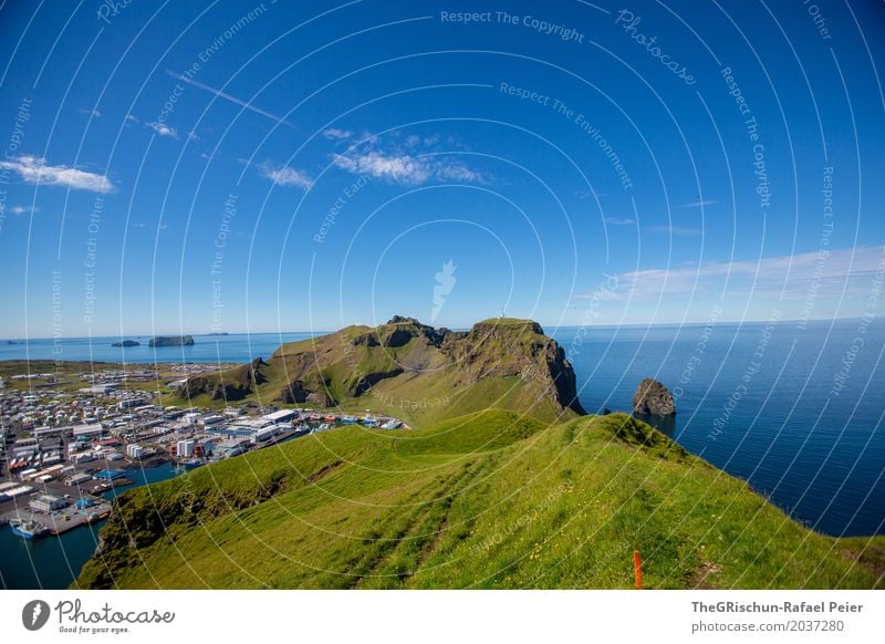 Heimaey VII Umwelt Natur Landschaft Schönes Wetter blau grün Island Weide Klippe Meer Ferne Vulkaninsel Bergkamm Hafen Aussicht wandern Himmel Tourismus