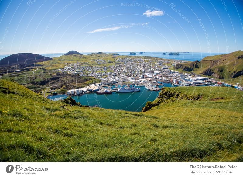 Heimaey IX Umwelt Natur Landschaft Schönes Wetter Küste blau grün Wiese Weide Island Schifffahrt Kreuzfahrtschiff Vulkan Vulkaninsel Hügel Stadt Tourismus Hafen