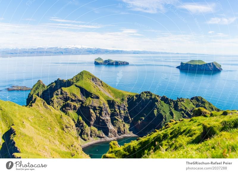 Heimaey X Umwelt Natur Landschaft Schönes Wetter blau grün Insel Aussicht Island Klippe Ferne Festland Vulkaninsel Felsen Meer Wasser Weide Wiese Farbfoto