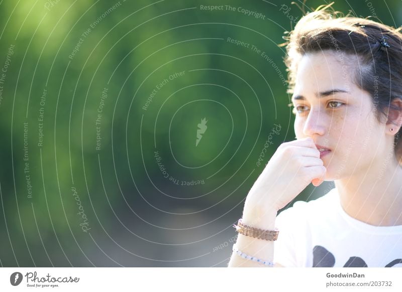 In Gedanken Mensch feminin Junge Frau Jugendliche 1 Umwelt Natur Sonnenlicht Schönes Wetter Park T-Shirt Schmuck brünett Denken schön Wärme Gefühle Stimmung