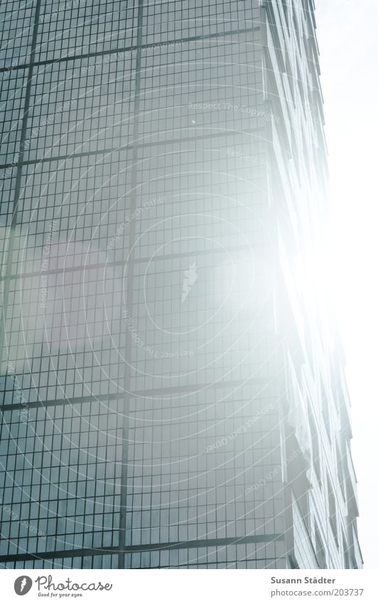 geblendet Haus Hochhaus Mauer Wand Fassade Balkon Fenster Macht Sonne Blendenfleck Plattenbau Quadrat Hochformat Fliesen u. Kacheln Neubau Gedeckte Farben