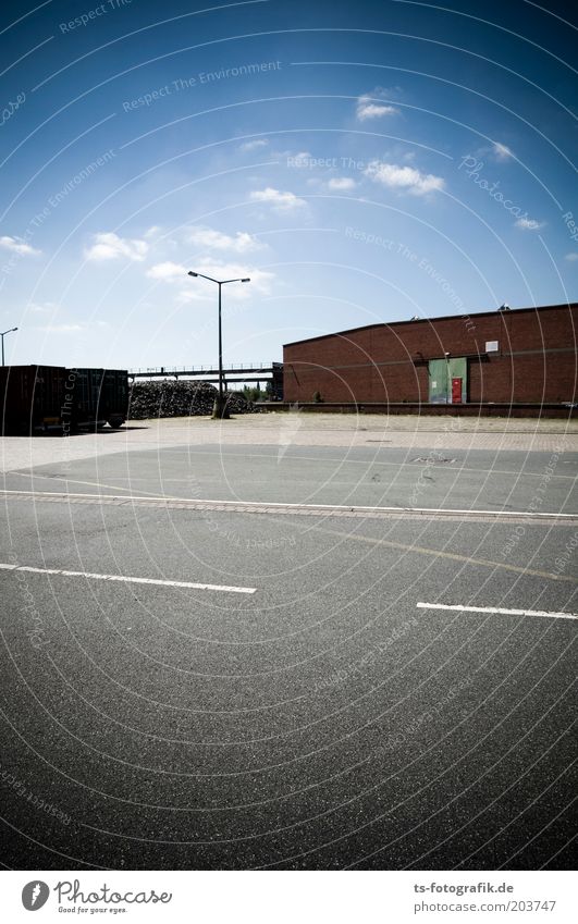 Lagern und lagern lassen Himmel Wolken Schönes Wetter Bauwerk Gebäude Industrielandschaft Gewerbegebiet Verkehr Verkehrswege Güterverkehr & Logistik Straße