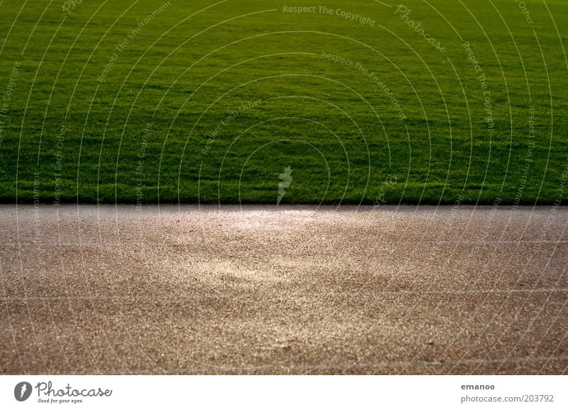 Rasen Sportstätten Fußballplatz Gras nass grün Sportrasen Tartan Rennbahn Linie Regen Platz Strukturen & Formen Sportplatz Farbfoto Außenaufnahme Menschenleer