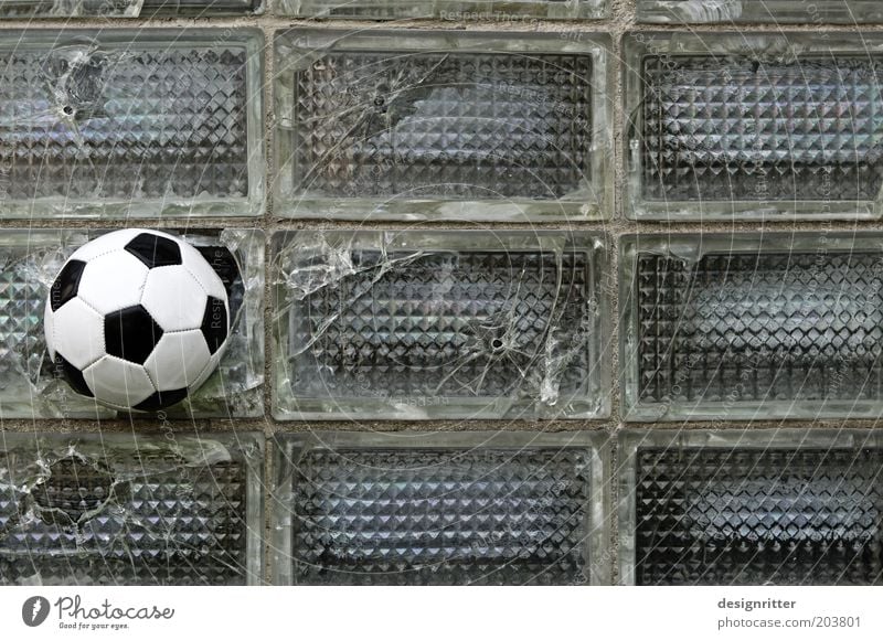 VOLLTREFFER!!! Ballsport Fußball Torschuss Fenster Glasbaustein Euphorie Kraft Willensstärke Wut Ärger Feindseligkeit Aggression Gewalt Übermut Zerstörung