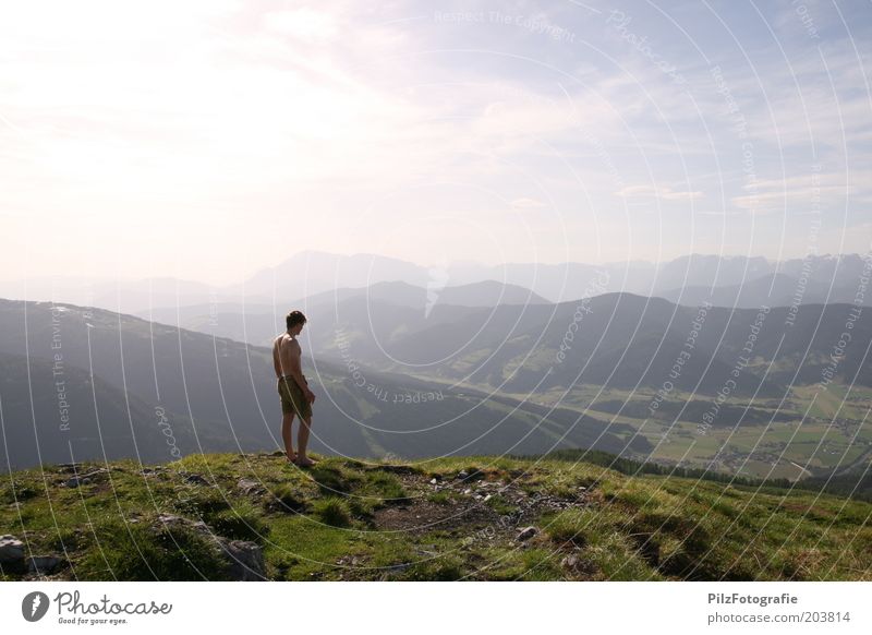 Heimweh Ferien & Urlaub & Reisen Abenteuer Sommerurlaub Berge u. Gebirge wandern maskulin Junger Mann Jugendliche 1 Mensch 18-30 Jahre Erwachsene Umwelt Natur