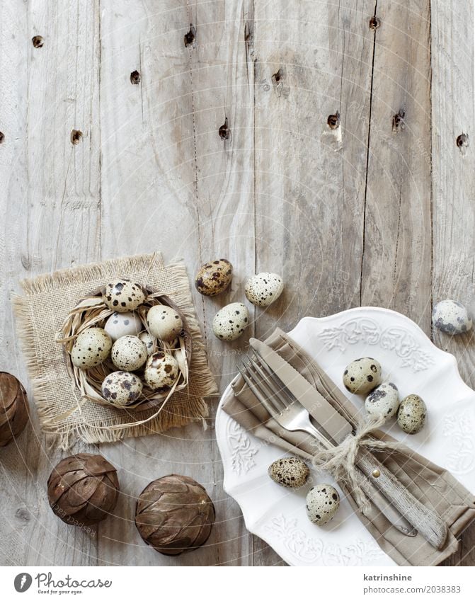 Rustikales Ostern-Gedeck mit Eiern auf einem Holztisch Abendessen Teller Messer Gabel Dekoration & Verzierung Tisch Küche Feste & Feiern alt dunkel retro grau