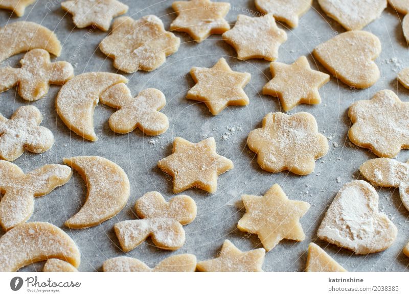 Schließen Sie oben von den Plätzchen vor Ofen auf einem Papier Teigwaren Backwaren Dessert Küche Herz machen backen Bäckerei Biskuit Keks Essen zubereiten