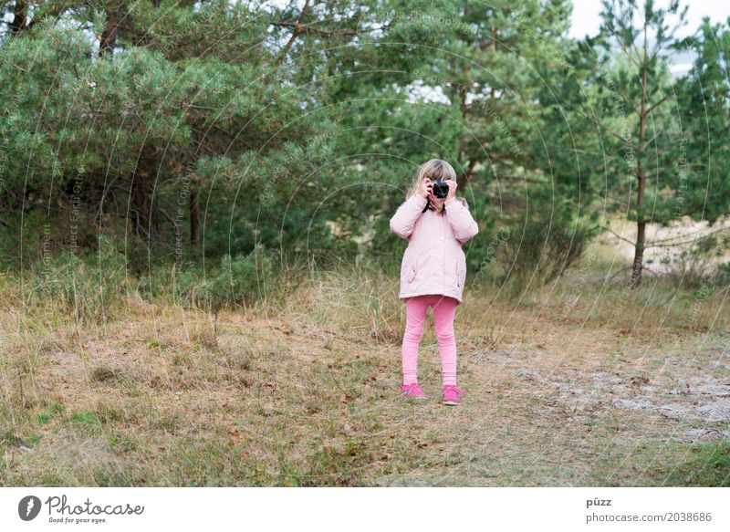 Pretty in Pink. Freizeit & Hobby Mensch feminin Kind Kleinkind Mädchen Kindheit 1 3-8 Jahre Fotografieren stehen grün rosa Begeisterung Neugier Interesse Freude