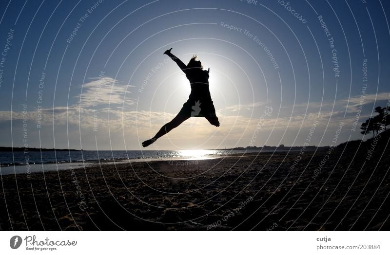 Luftsprung Frau Erwachsene Wasser Himmel Sonne Sommer Strand Bewegung genießen springen frei Glück Unendlichkeit positiv Freude Zufriedenheit Lebensfreude