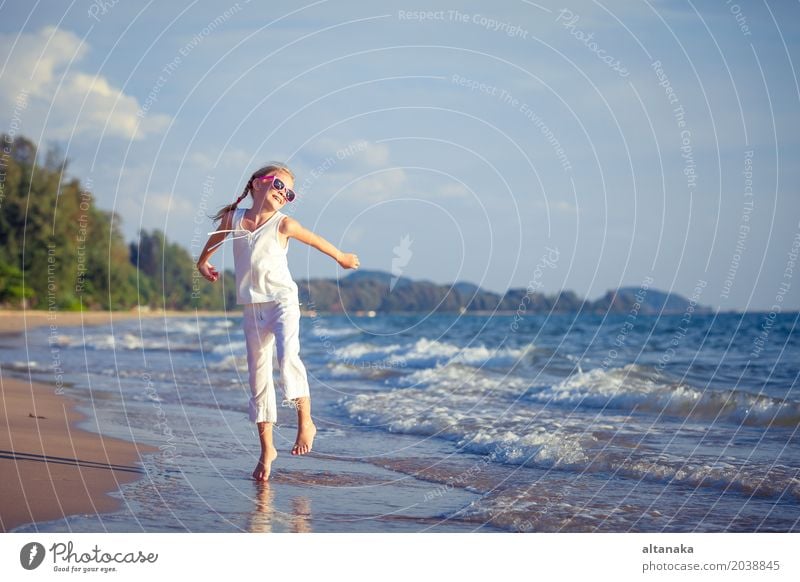 Tanzen des kleinen Mädchens auf dem Strand zur Tageszeit Lifestyle Freude Glück schön Erholung Freizeit & Hobby Spielen Ferien & Urlaub & Reisen Freiheit Sommer