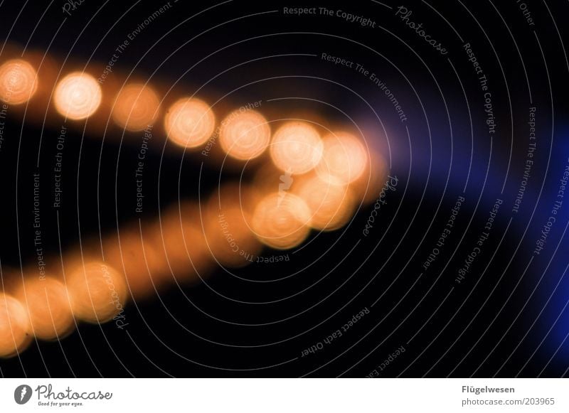 > leuchten Licht Lichterscheinung Lichtspiel Lichtpunkt Lichtstrahl Beleuchtung Pfeil hell rechts Lichtschlauch Lichterkette Farbfoto Außenaufnahme Nacht