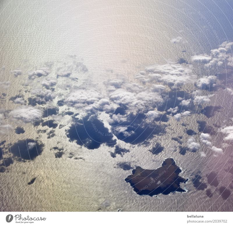 Land in Sicht Umwelt Natur Erde Luft Wasser Himmel Wolken Sonnenlicht Frühling Klima Wetter Schönes Wetter Wellen Küste Seeufer Strand Bucht Meer Insel fliegen