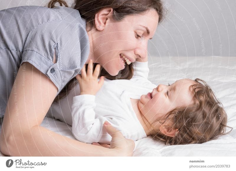 Baby, das mit Mutter spielt und Spaß hat Freude schön Spielen Kind Kleinkind Frau Erwachsene Eltern Familie & Verwandtschaft Kindheit Lächeln Liebe Umarmen