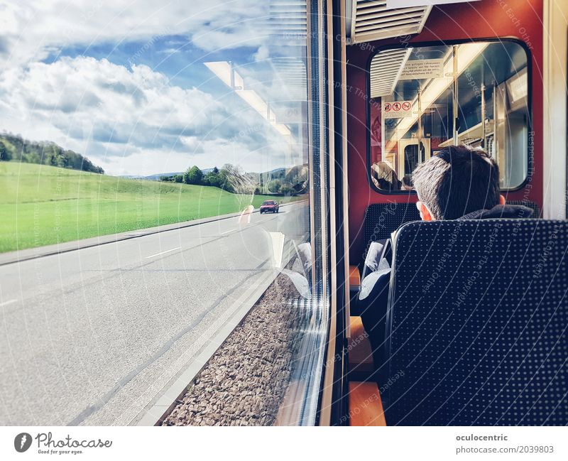 Destination Idylle Bahnfahren Straßenbahn retro blau rot Optimismus Gelassenheit ästhetisch Frieden Sitz Fenster Sommer Frühling Sonnenstrahlen