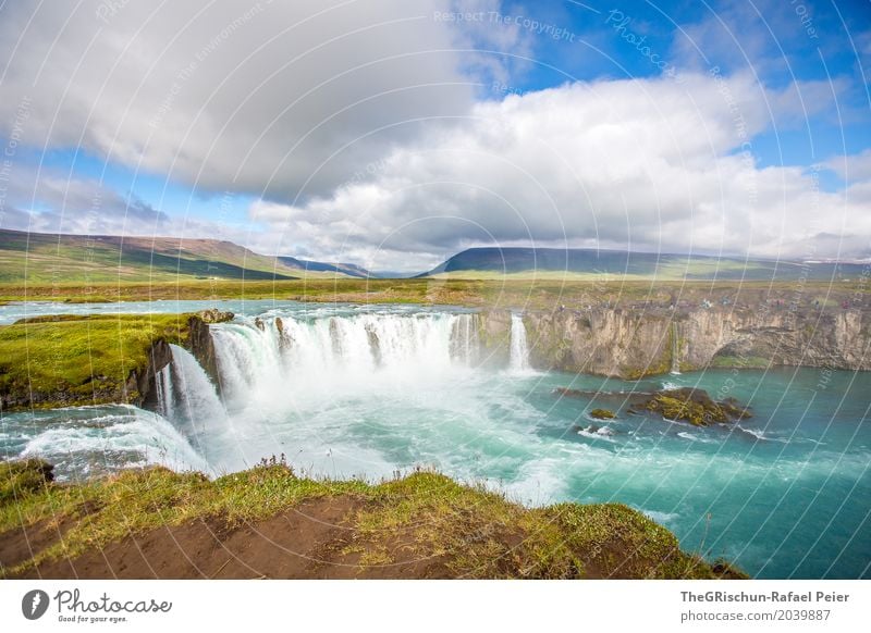 Godafoss II Umwelt Natur Landschaft blau braun grün türkis Felsen Wasserfall Wassermassen Island Gras Attraktion nass Wolken Tourismus Reisefotografie Farbfoto