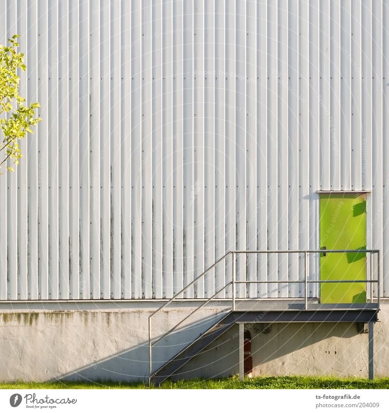 Fluchttür für LOHAS Industrieanlage Mauer Wand Treppe Fassade Tür Außentreppe Metalltreppe Treppengeländer Wellblechwand Lagerhalle Fabrikhalle Beton Linie