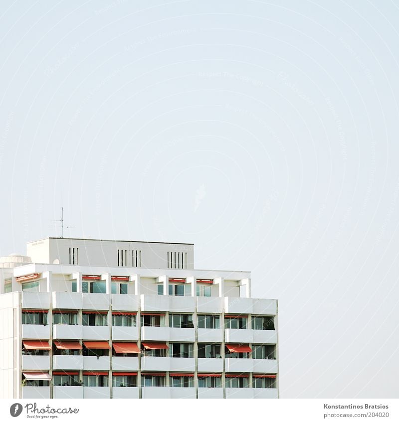 20:30 dann auf der Dachterasse Wolkenloser Himmel Stadtrand Haus Hochhaus Gebäude Balkon Terrasse Fenster Antenne Markise groß hell hoch oben weiß orange