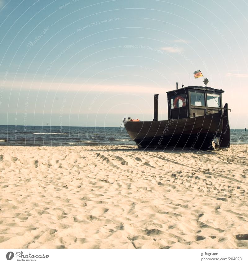 fischers fritze fischt frische fische Fischereiwirtschaft Fischerboot Sand Himmel Schönes Wetter Küste Strand Ostsee Schifffahrt Wasserfahrzeug Deutsche Flagge