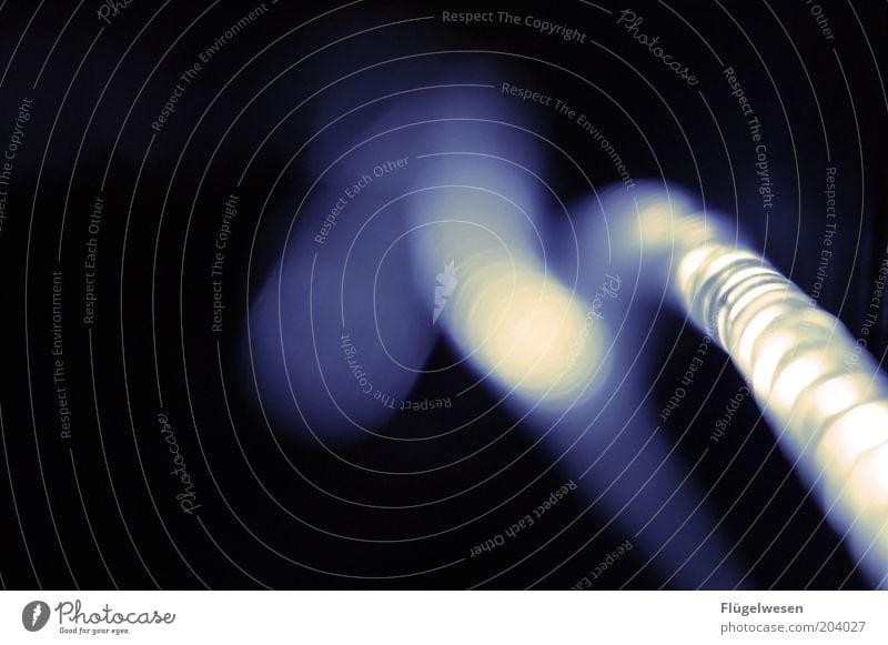 Licht-Cobra Stil Design leuchten Perspektive Lichtschlauch Verlauf Unschärfe Lichterkette Partybeleuchtung Beleuchtung hell Farbfoto Außenaufnahme Nacht