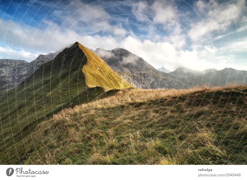 Sonnenlicht über Bergrücken und schönen Himmel Ferien & Urlaub & Reisen Berge u. Gebirge wandern Natur Landschaft Wolken Sommer Wetter Schönes Wetter Felsen