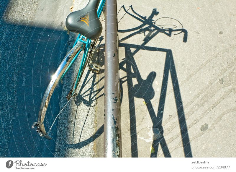 Fahrad (Paris) Fahrrad Schrott Fahrradsattel Sattel Eisen Geländer Sperrmüll Schatten Fahrradrahmen kaputt schrottreif