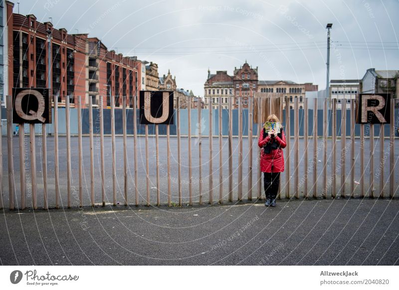 QU?R Buchstaben Großbuchstabe quer queer Wort Typographie verstecken Frau lesen unerkannt Glasgow Schottland Stadtzentrum Zaun Bauzaun Destination Suche