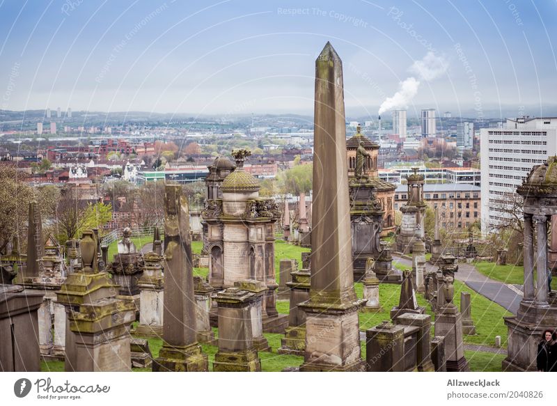 Glasgow Necropolis Schottland Stadt Skyline Sehenswürdigkeit Denkmal Stein Senior Frieden Tod Trauer Friedhof Grabstein Aussicht Gruft Farbfoto Außenaufnahme