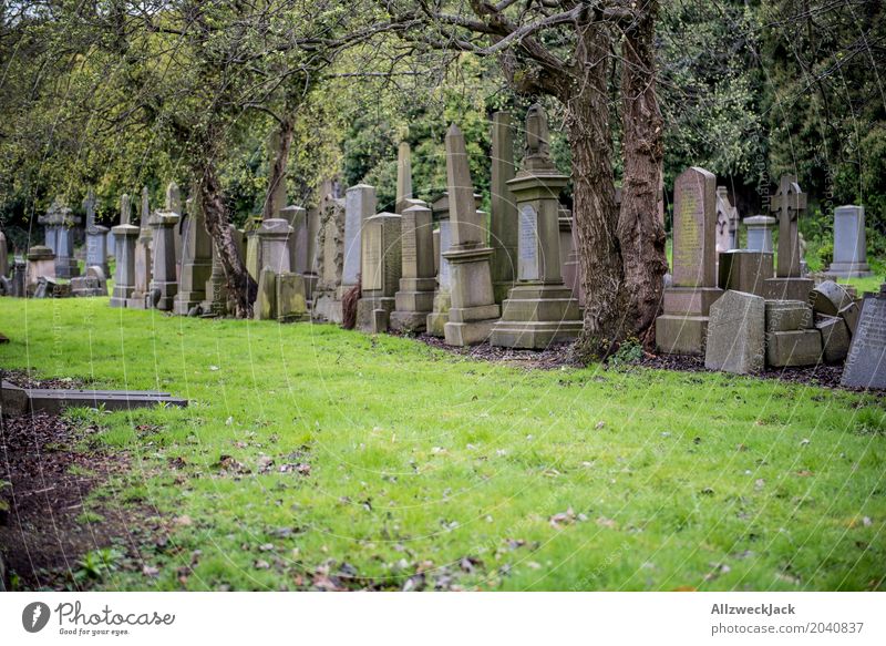 Gräber 3 Grab Grabstein Obelisk Kreuz Christliches Kreuz Denkmal Friedhof erinnern Glasgow Nekropolis Großstadt Schottland Trauer Frieden ruhig Vergänglichkeit