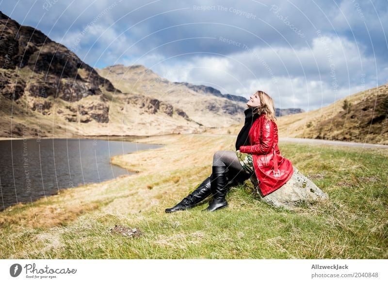 Sonne tanken 2 harmonisch Wohlgefühl Zufriedenheit Erholung ruhig Ferien & Urlaub & Reisen Ausflug Freiheit Berge u. Gebirge wandern feminin Junge Frau