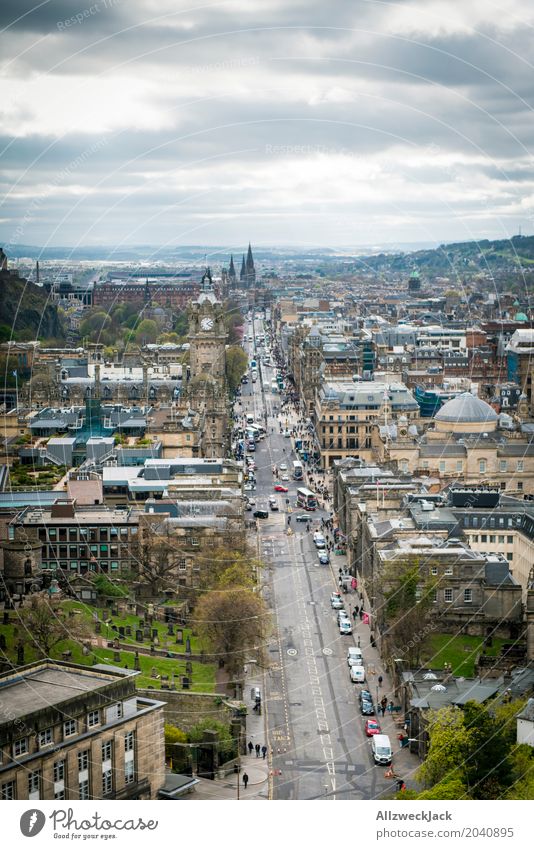 Edinburgh Princess Street Wolken Frühling Schönes Wetter Schottland Hauptstadt Stadtzentrum Altstadt Fußgängerzone Skyline bevölkert Kirche Dom