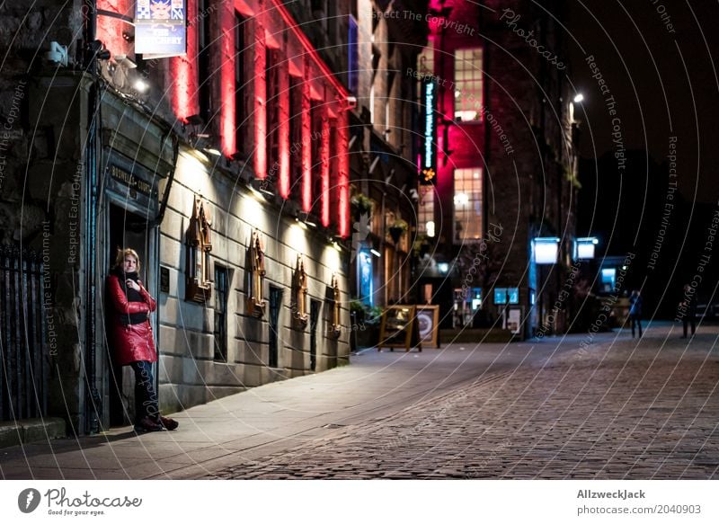 The Royal Mile at Night Ferien & Urlaub & Reisen Tourismus Städtereise Nachtleben feminin Junge Frau Jugendliche Erwachsene 1 Mensch 18-30 Jahre 30-45 Jahre