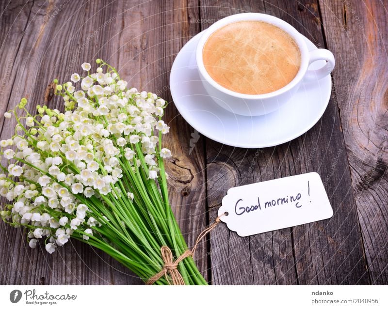 Tasse heißen schwarzen Kaffee und ein Bouquet Frühstück Kaffeetrinken Heißgetränk Espresso Becher Tisch Restaurant Blume Blumenstrauß Holz Essen frisch gut oben