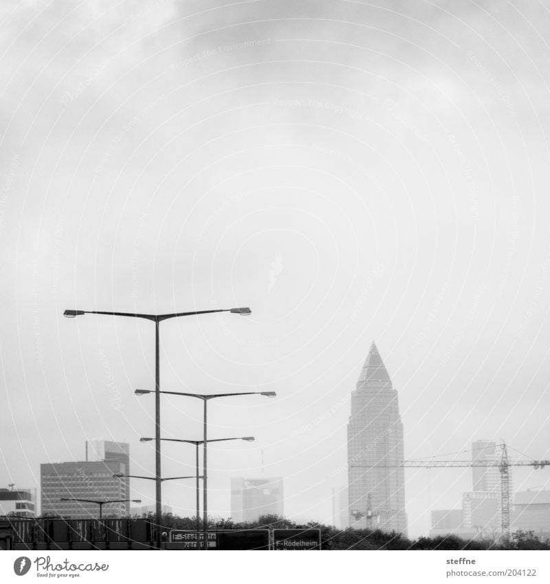 Messeturm für Lurpi Frankfurt am Main Stadt Skyline Hochhaus Straße Autobahn Kapitalwirtschaft Handel Laterne Kran Zukunft Schwarzweißfoto Außenaufnahme