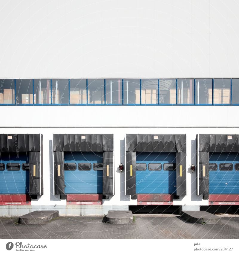 verladerampen Handel Güterverkehr & Logistik Unternehmen Bauwerk Gebäude Architektur Fenster Tor Rampe groß Lager Lagerhalle Farbfoto Außenaufnahme Menschenleer