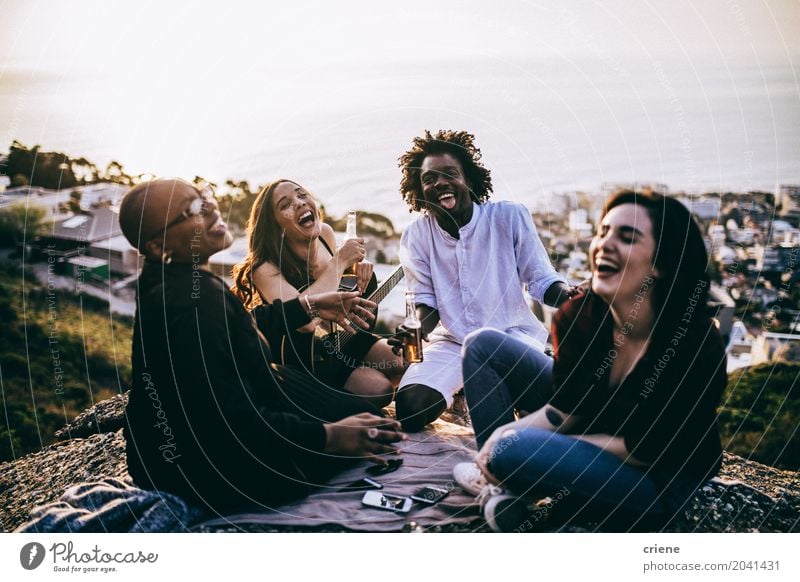 Multikulturelle Gruppe junge erwachsene Freunde, die miteinander sprechen Getränk Freude Feste & Feiern PDA Mensch Junge Frau Jugendliche Junger Mann