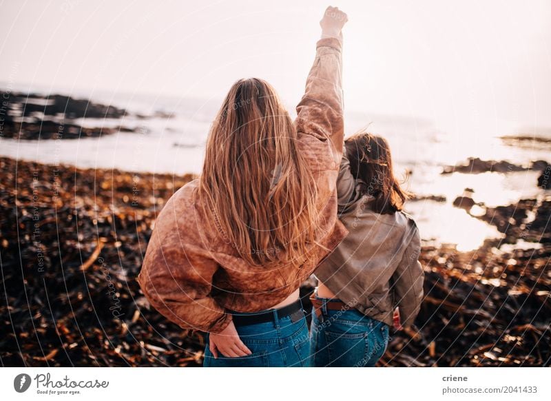 Freunde, die mit den Händen in der Luft jubeln Lifestyle Freude Glück Ferien & Urlaub & Reisen Freiheit Strand Feste & Feiern feminin Junge Frau Jugendliche